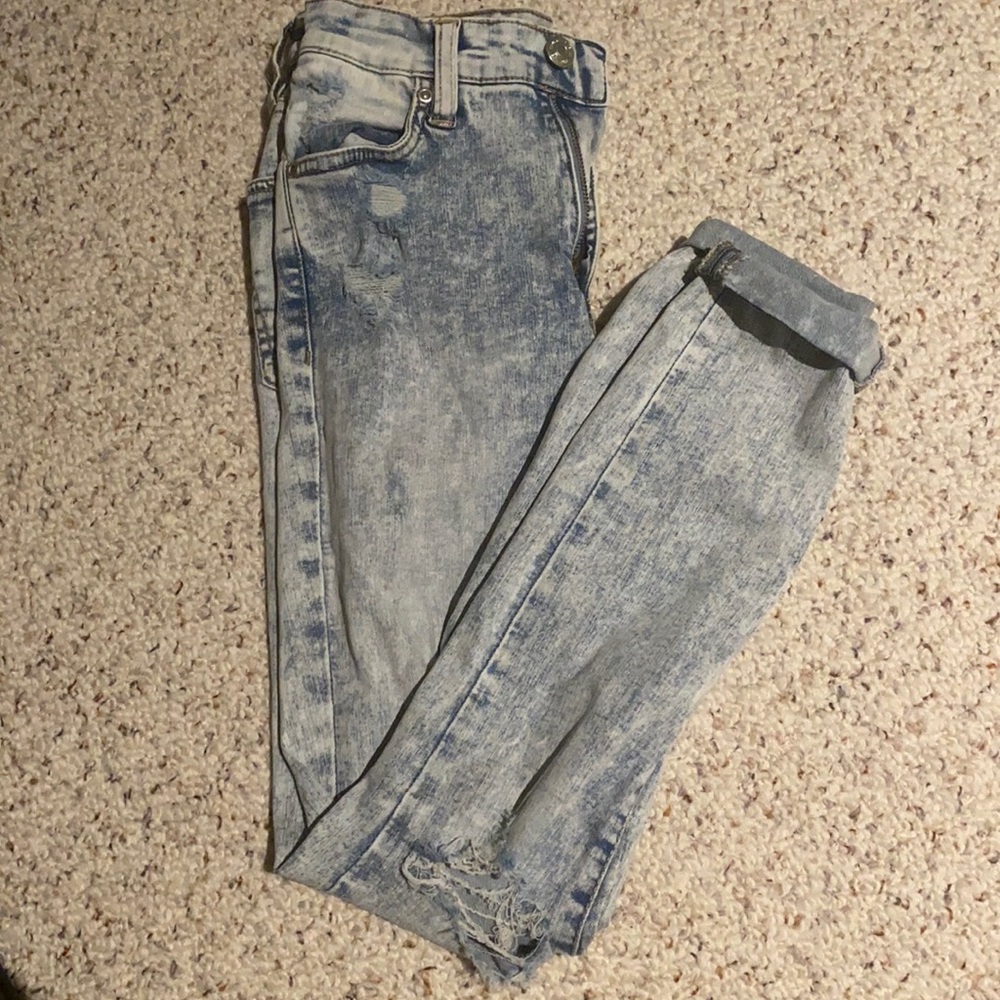 Light Washed Blue Jeans